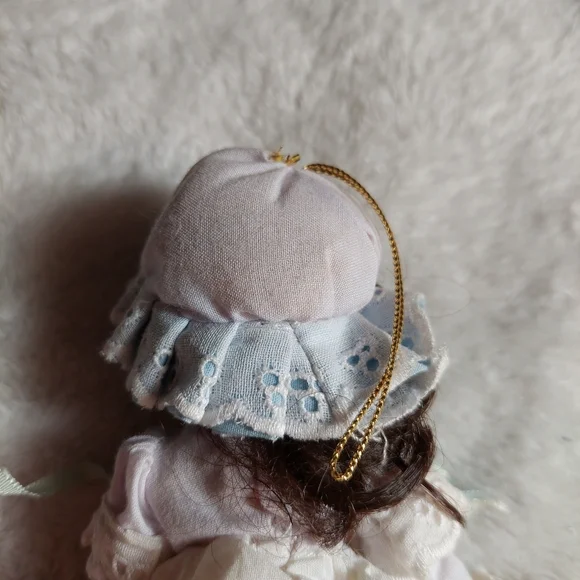 Beautiful Cottage 80s Vintage Porcelain Doll - Picture 4 of 9